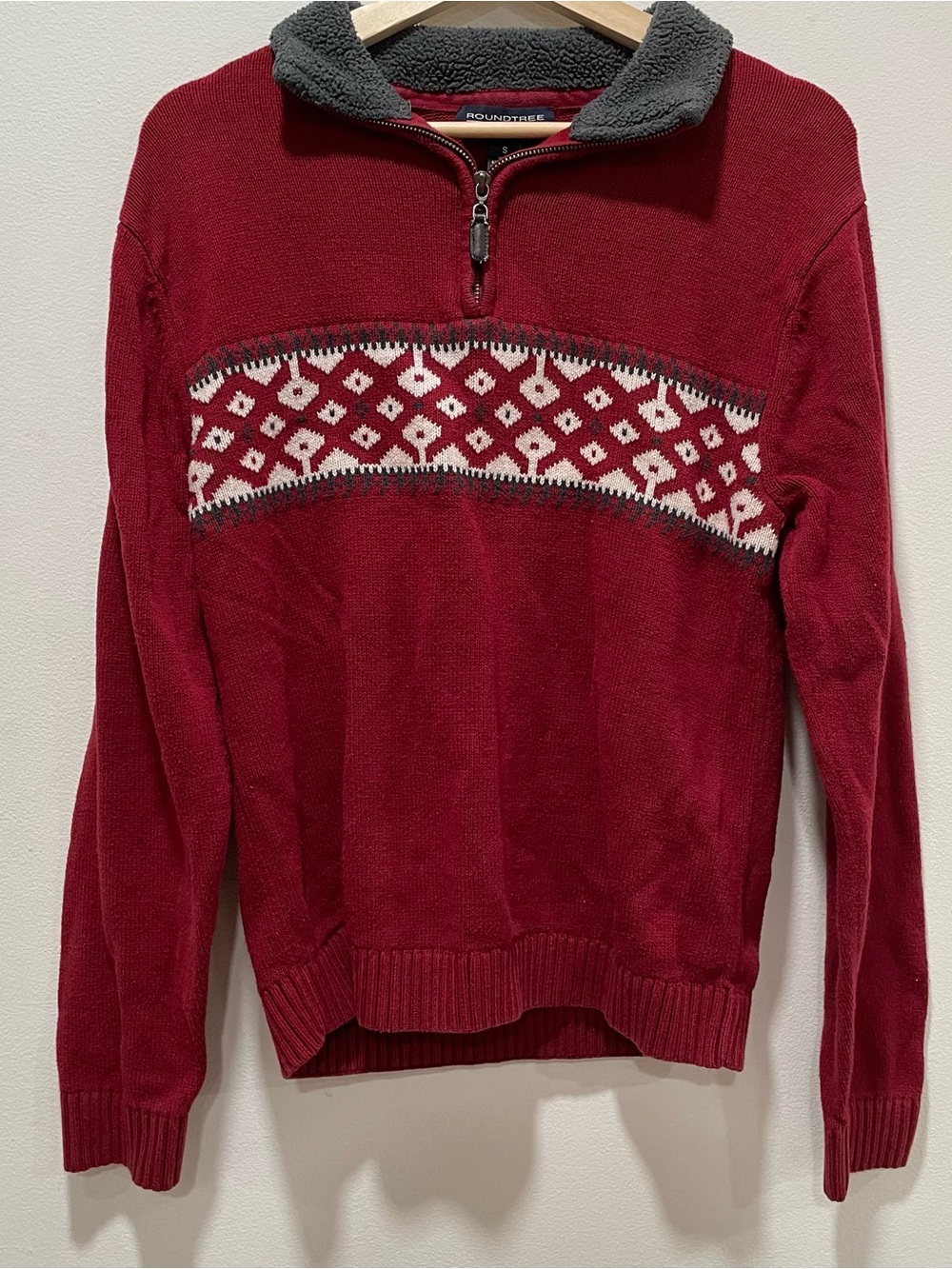 Roundtree & Yorke Men's Burgundy Zip-Up Sweater with White Fair Isle Band